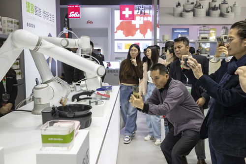 智能科技領(lǐng)航 炒菜機(jī)器人、透明LED屏與運(yùn)動(dòng)耳機(jī)在家博會(huì)上的創(chuàng)新亮點(diǎn)